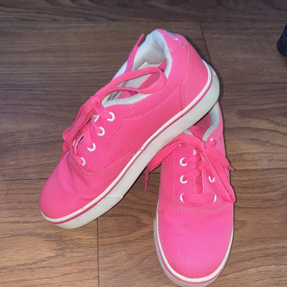 Hot pink Heelys in Size 5 Youth